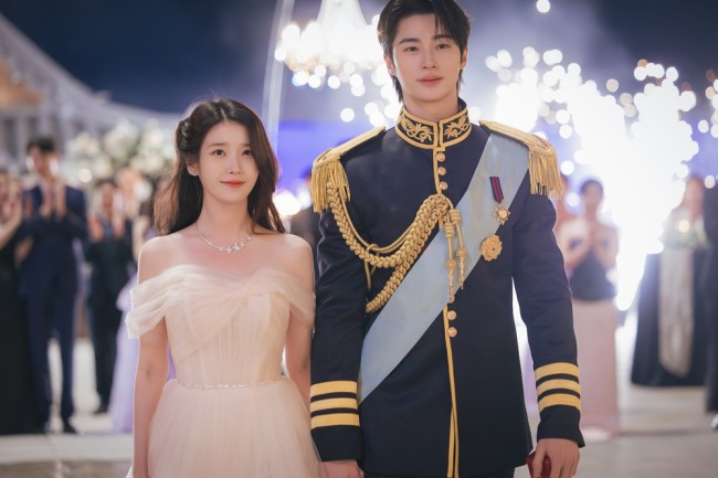 아이유 ♥변우석, 대망의 왈츠 신 온다..프러포즈 직전('21세기 대군부인...