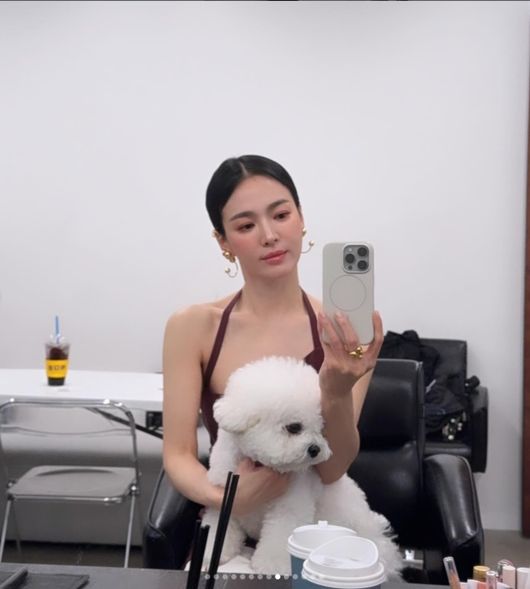 사랑스러운 눈빛으로 반려견과 사진찍은 혜교님