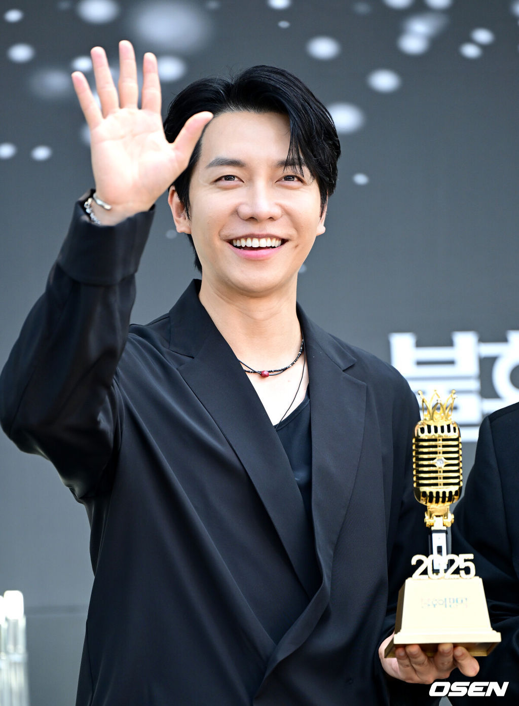 [단독] '소속사 갈등' 이승기, '♥둘째 임신' 이다인에 트로피 안길까.....