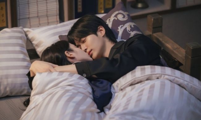 아이유 ♥변우석, 역사적 첫 동침..결혼하더니 꼭 껴안고 첫날밤(대군부...