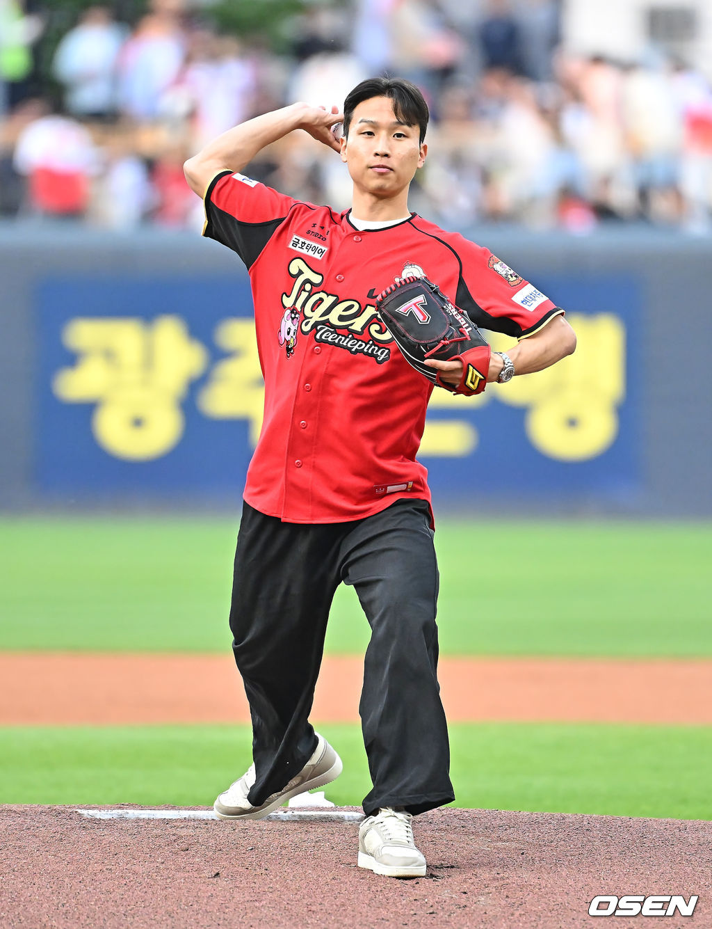 [사진] 스완지 시티 <b>엄지성</b>, <b>축구 선수</b>가 야구장 시구