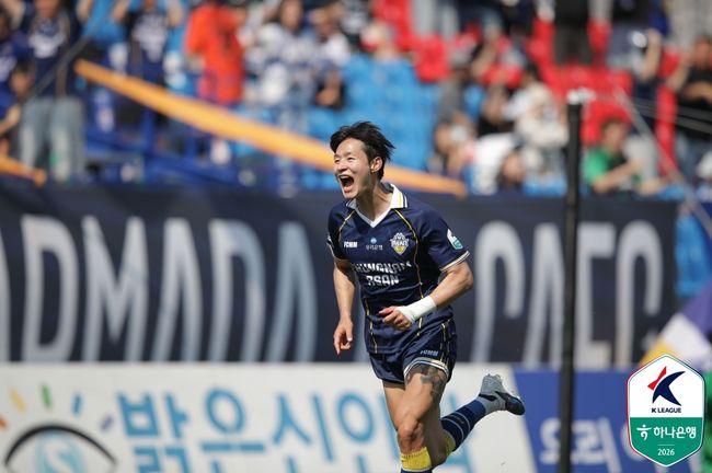 '김종민 생애 첫 해트트릭!' <b>충남아산</b>, 서울E 3-0 <b>완파</b>...화성은 <b>수원</b>FC...