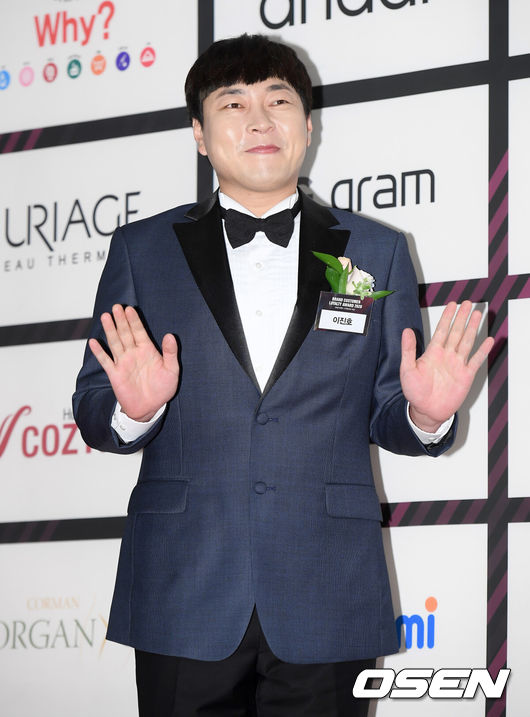 [단독] '<b>뇌출혈</b>로 쓰러진' <b>이진호</b>, 수술 없이 호전.."절친 개그맨들 병문...
