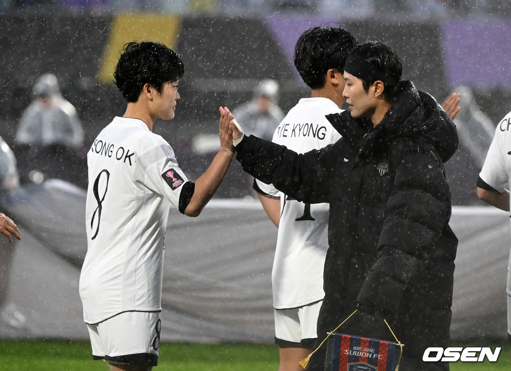 [사진]내고향여자<b>축구</b>단 <b>선수</b>들과 하이파이브 나누는 <b>지소연</b>