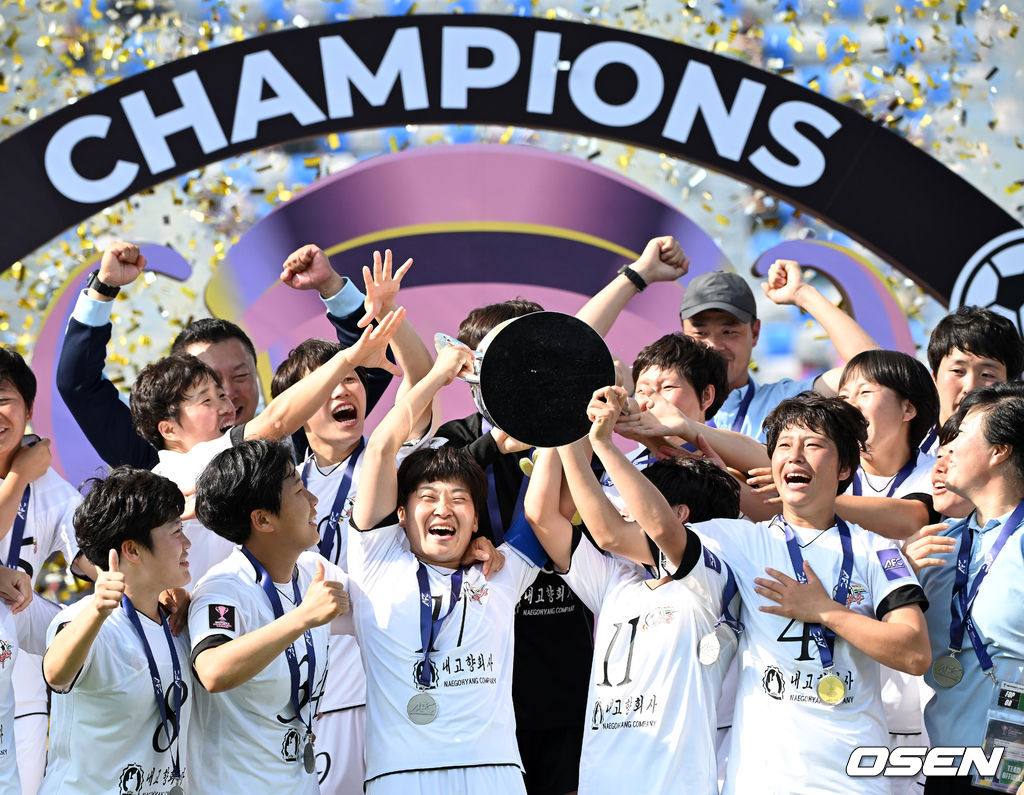 [사진]<b>내고향</b>여자축구단,'<b>AWCL 우승</b> 세리머니'