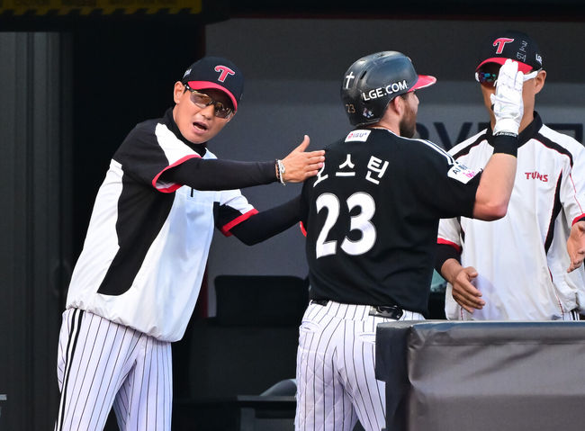 '김도영 치면 나도 친다' LG 오스틴, 130m 홈런 터졌다...나란히 홈런 공...