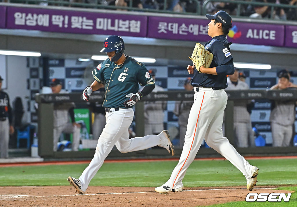 [사진] 이민우 <b>폭투</b>에 득점하는 손호영