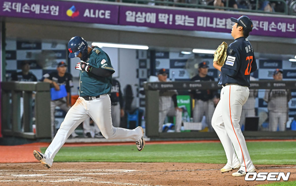 [사진] 이민우 <b>폭투</b> 손호영 발빠른 득점