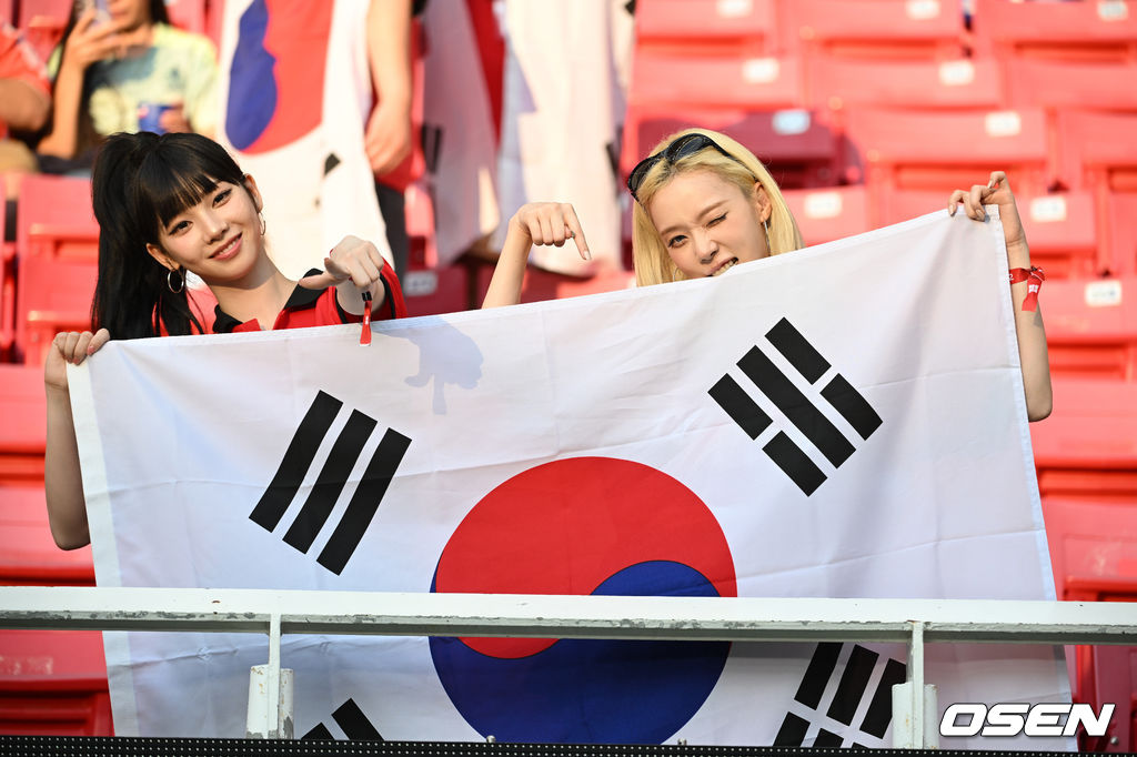 [사진]태극기 들고 <b>응원</b>하는 <b>카리나</b>와 <b>윈터</b>