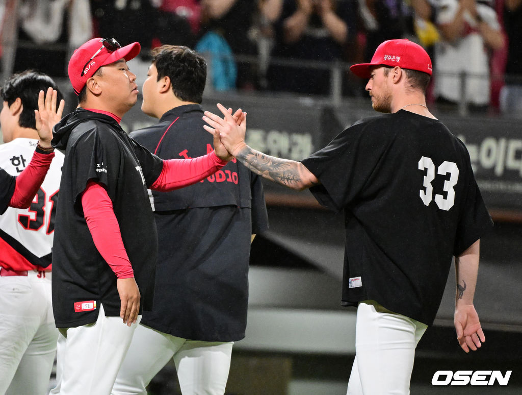 [사진]이범호 감독, '올러, 시즌 8승 축하'