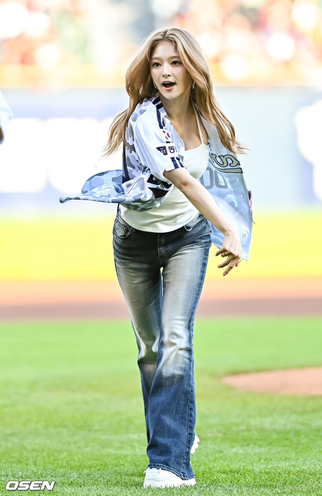 [사진]프로미스나인 이나경, 금발 미녀의 시구