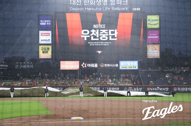 '하늘은 KT 편' 한화 7-0 리드 없던 일 됐다…1시간 30분 기다림 끝에 '우...