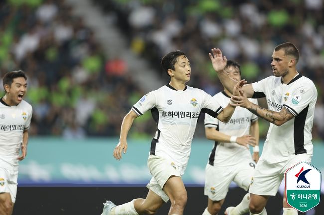 '송준석-이유현 연속골' <b>강원</b>, '이승우 만회골' <b>전북 2-1</b> 꺾고 K1 2위 점...