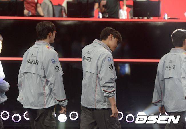 [EWC] ‘파리의 악몽’…<b>T1</b>, LEC 카르민 코프에 1-2 <b>역전패</b> 결승행 ‘좌...