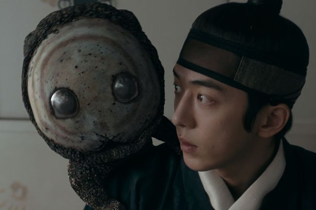 '동궁' 남주혁·<b>꺼먹살이</b> 케미 화제..韓넷플릭스 1위 "가장 매혹적 판타...