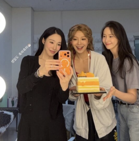 Girls’ Generation's YoonA Spotted Supporting Tiffany and Suyeong's Theater Debut