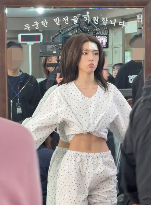 <b>하영</b>, <b>환자복</b> 묶으니 드러난 개미허리+탄탄 <b>복근</b>..'그림 같네' [핫피플]