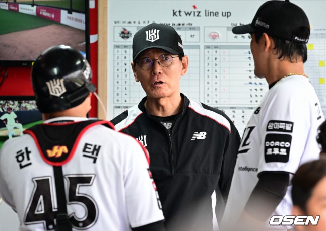 [OSEN=수원, 조은정 기자]3일 오후 수원KT위즈파크에서 '2026 신한 SOL Bank KBO리그' KT 위즈와 LG 트윈스의 경기가 열렸다.이날 KT는 고영표를, LG는 이정용을 선발투수로 내세웠다.5회초 2사 만루에서 무실점으로 이닝이 끝난 뒤 KT 이강철 감독이 포수 한승택, 선발투수 고영표에게 피드백을 하고 있다. 2026.06.03 /cej@osen.co.kr
