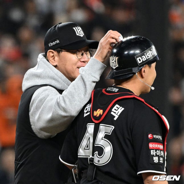 [OSEN=대전, 이대선 기자] 1일 대전 한화생명볼파크에서 2026 신한 SOL KBO리그 한화 이글스와 KT 위즈의 경기가 열렸다.이날 한화는 류현진, KT는 고영표를 선발로 내세웠다.6회말 무사 1,3루에서 마운드를 방문한 KT 이강철 감독이 포수 한승택을 보며 미소짓고 있다. 2026.04.01 /sunday@osen.co.kr