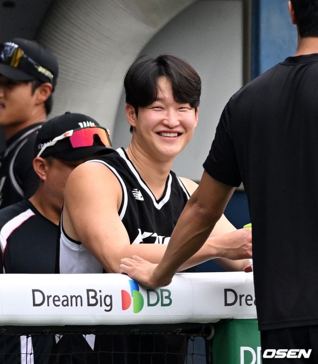 [OSEN=잠실, 이대선 기자] 17일 서울 잠실야구장에서 2026 신한 SOL KBO리그 LG 트윈스와 KT 위즈의 경기가 열렸다.이날 LG는 라클란 웰스, KT는 소형준을 선발로 내세웠다.경기에 앞서 LG 배제성이 미소짓고 있다. 2026.07.17 /sunday@osen.co.kr