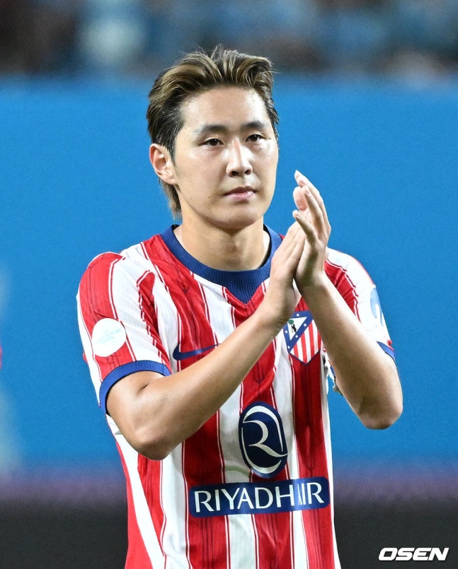 [OSEN=서울월드컵경기장, 이대선 기자] 이강인(25, ATM)이 아틀레티코 마드리드에서 화려한 데뷔전을 펼쳤다. 아틀레티코 마드리드는 9일 오후 8시 서울월드컵경기장에서 개최된 ‘2026 쿠팡플레이 시리즈’ 친선전에서 맨체스터 시티(이하 맨시티)를 상대로 1-3으로 역전패했다. 맨시티 공격수 오마르 마르무시가 두 골을 몰아쳐 승리의 주역이 됐다.후반 아틀레티코 마드리드 이강인이 관중석을 향해 인사를 하고 있다. 2026.08.09 /sunday@osen.co.kr