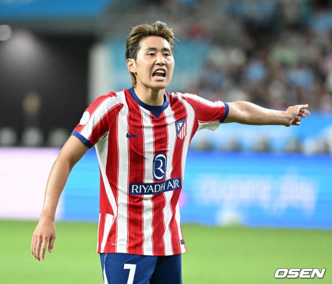 [OSEN=서울월드컵경기장, 이대선 기자] 이강인(25, ATM)이 아틀레티코 마드리드에서 화려한 데뷔전을 펼쳤다. 아틀레티코 마드리드는 9일 오후 8시 서울월드컵경기장에서 개최된 ‘2026 쿠팡플레이 시리즈’ 친선전에서 맨체스터 시티(이하 맨시티)를 상대로 1-3으로 역전패했다. 맨시티 공격수 오마르 마르무시가 두 골을 몰아쳐 승리의 주역이 됐다.후반 아틀레티코 마드리드 이강인이 선수들과 작전을 교환하고 있다. 2026.08.09 /sunday@osen.co.kr