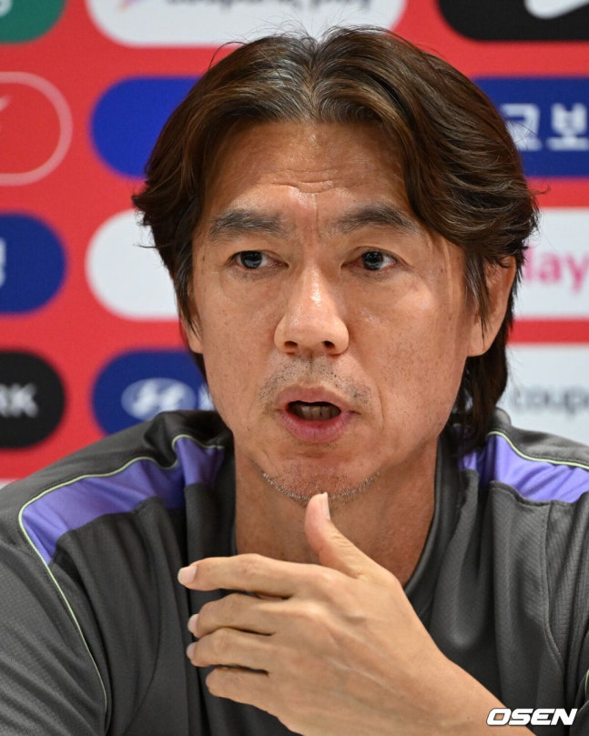 [OSEN=사포판(멕시코), 이대선 기자] 홍명보 감독이 이끄는 대한민국 축구국가대표팀이 26일(한국시각) 멕시코 과달라하라 인근 사포판의 치바스 베르데 바예에서 훈련을 진행했다.대한민국은 1승 2패(승점 3)로 조 3위에 머물렀다. 자력으로 32강에 오를 기회를 놓쳤고, 이제는 다른 조 경기 결과를 기다려야 하는 처지가 됐다.훈련에 앞서 대한민국 홍명보 감독이 인터뷰를 하고 있다. 2026.06.26 /sunday@osen.co.kr
