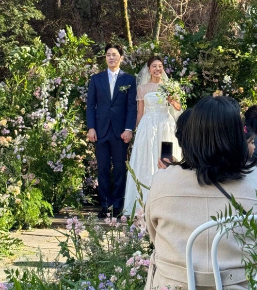 '<b>이동하</b>' 걸스데이 <b>소진</b>, 알고보니 본식 웨딩드레스 30만원 "청첩장 직...