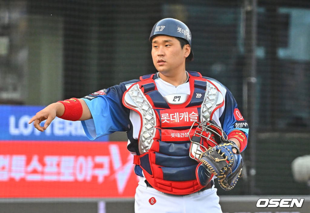 9회 연속 폭투로 실점하더니... 롯데 유강남 결국 2군행 폭탄