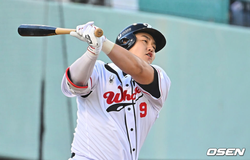 드디어 韓 무대 <b>첫 홈런</b> 터졌다…‘ML 67<b>홈런</b>’ 35세 <b>최지만</b>, 진짜 드래...