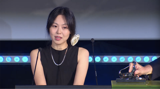 ‘불륜’ <b>김민희</b>, 복귀 후 연기상..<b>수상소감</b>서 홍상수+子 언급하며 울...