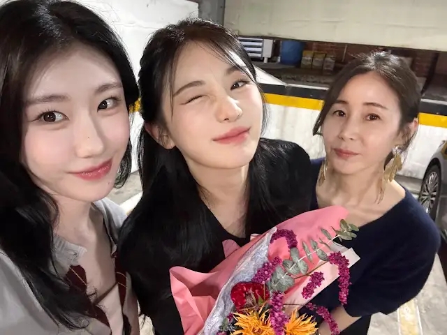 '팬미팅서 오열' 이유..<b>이채연</b>·<b>채령</b>母, <b>암투병</b> 고백 "딸들, 매일 곁 지...