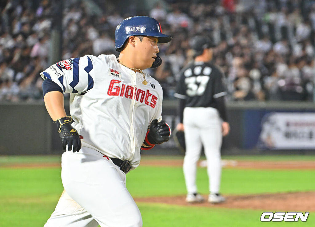 이게 진짜예요? '0-8→15-10' <b>롯데</b>시네마! <b>롯데</b> 13득점 빅이닝 신기록 폭...