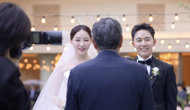 '불화설' 시댁 식구들도 참석..'돌싱' <b>이아영</b><b>심규덕</b>, 양가 축복 속 '재...