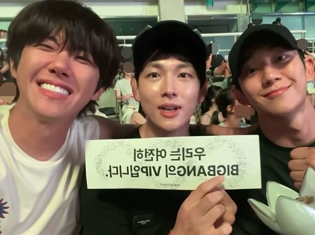 '1년만에 <b>복귀</b>' <b>김수현</b>만 빠졌네..'88즈 완전체' 빅뱅 콘서트서 뭉쳤다...