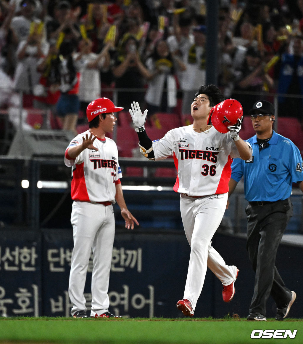 [사진]<b>끝내기포</b> <b>이호연</b>,'믿을 수 없어'