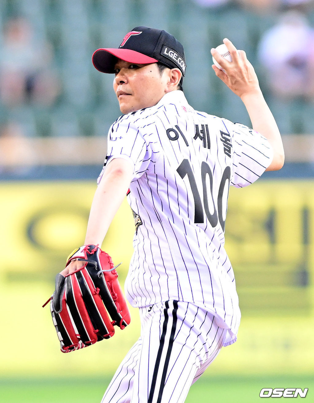 [사진]<b>이세돌</b> 9단 <b>시구</b>, '등번호는 100번'