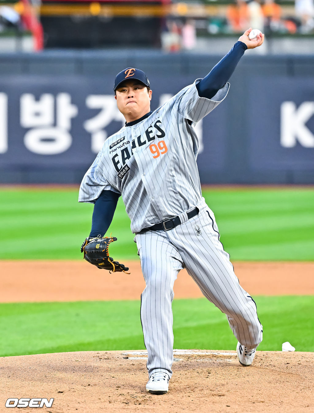 [사진]공 뿌리는 한화 선발 <b>류현진</b>, <b>시즌 9승 도전</b>