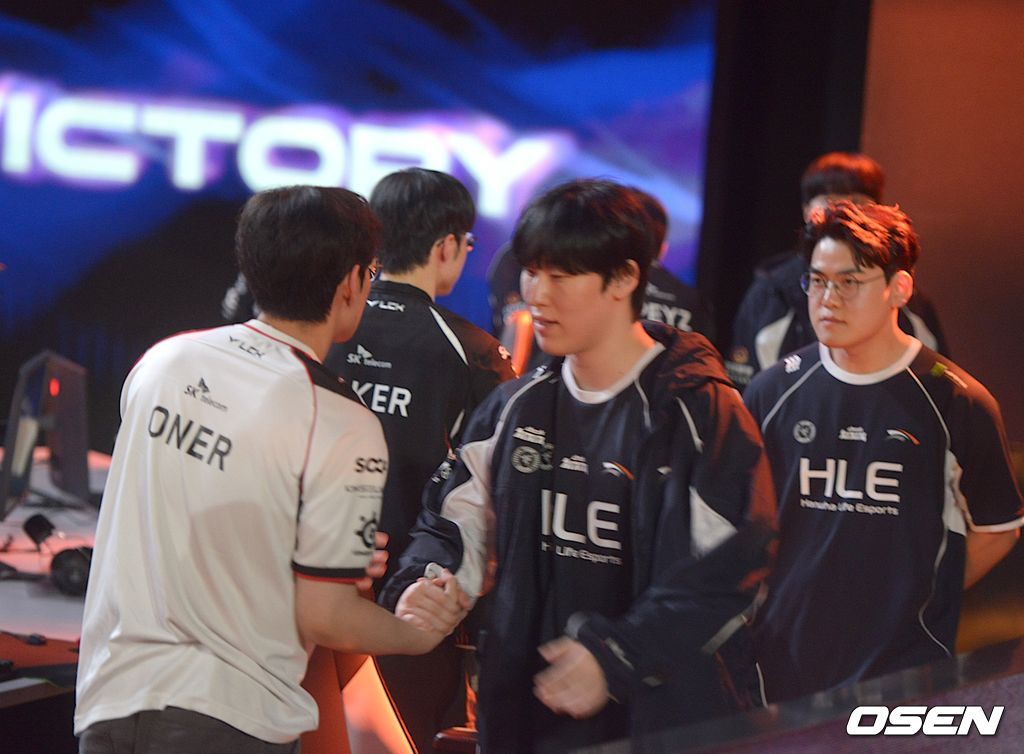 [LCK] '리버스 <b>역스윕</b>’ <b>한화생명</b>, T1 꺾고 승자 결승전 진출…롤드컵 3...