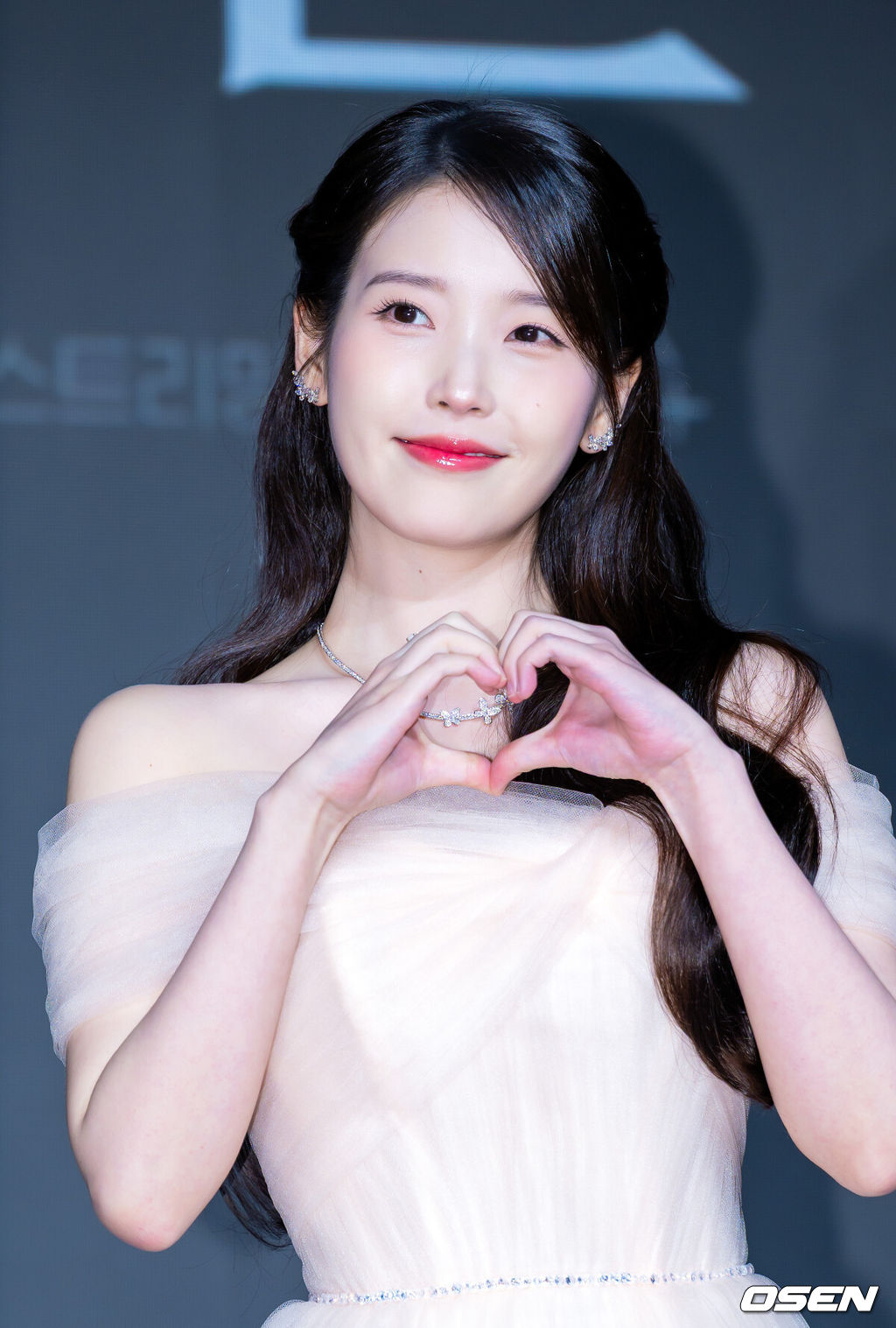 '이관개방증 악화' <b>아이유</b>, 약속의 그날…<b>9월 10일</b> 깜짝 <b>컴백</b> [공식]
