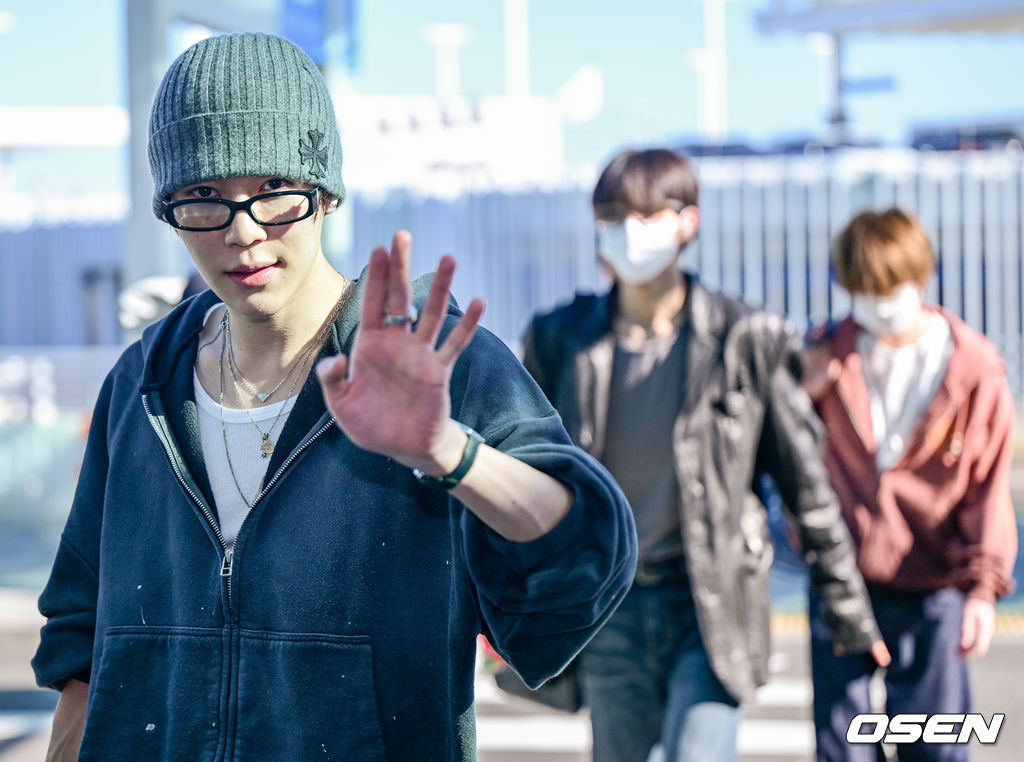 [사진]<b>NCT 위시</b> 시온, '훈훈한 <b>출국</b> 인사'