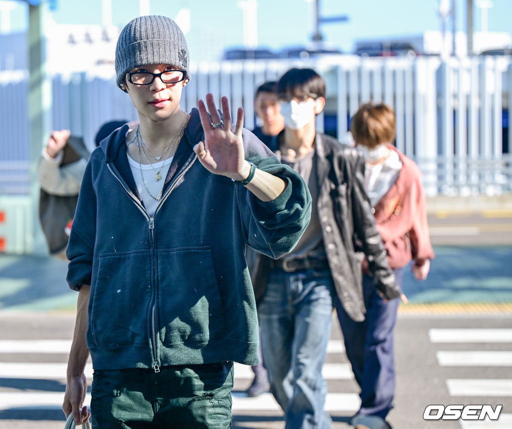 [사진]<b>NCT 위시</b> 시온, '<b>출국</b> 인사 멋지게'