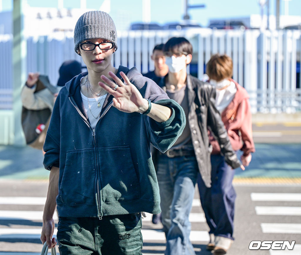 [사진]<b>NCT 위시</b> 시온, '공항 수놓는 훈훈함'
