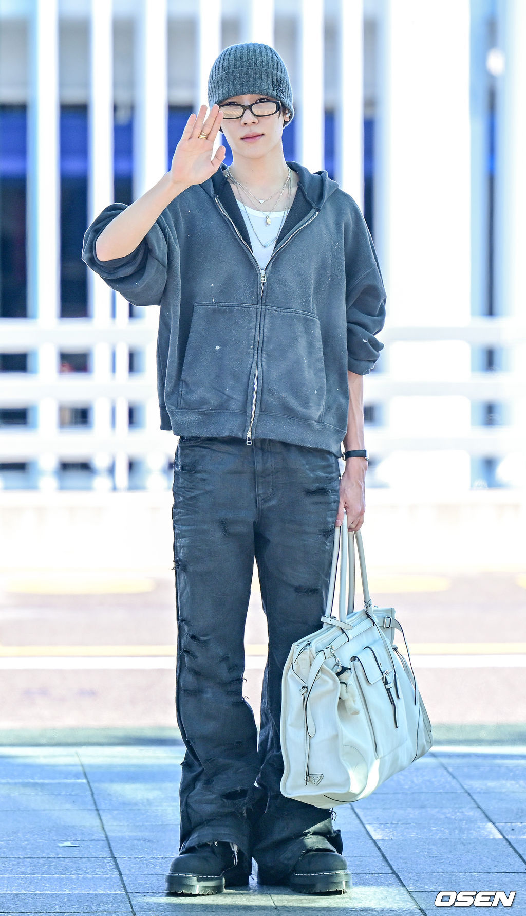 [사진]<b>NCT 위시</b> 시온, '<b>출국</b>길 훈훈한 손인사'