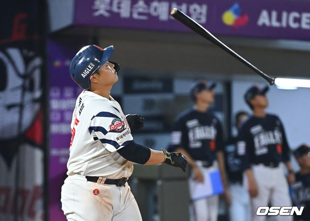 [사진] <b>한동희</b>, 추격의 <b>홈런</b>