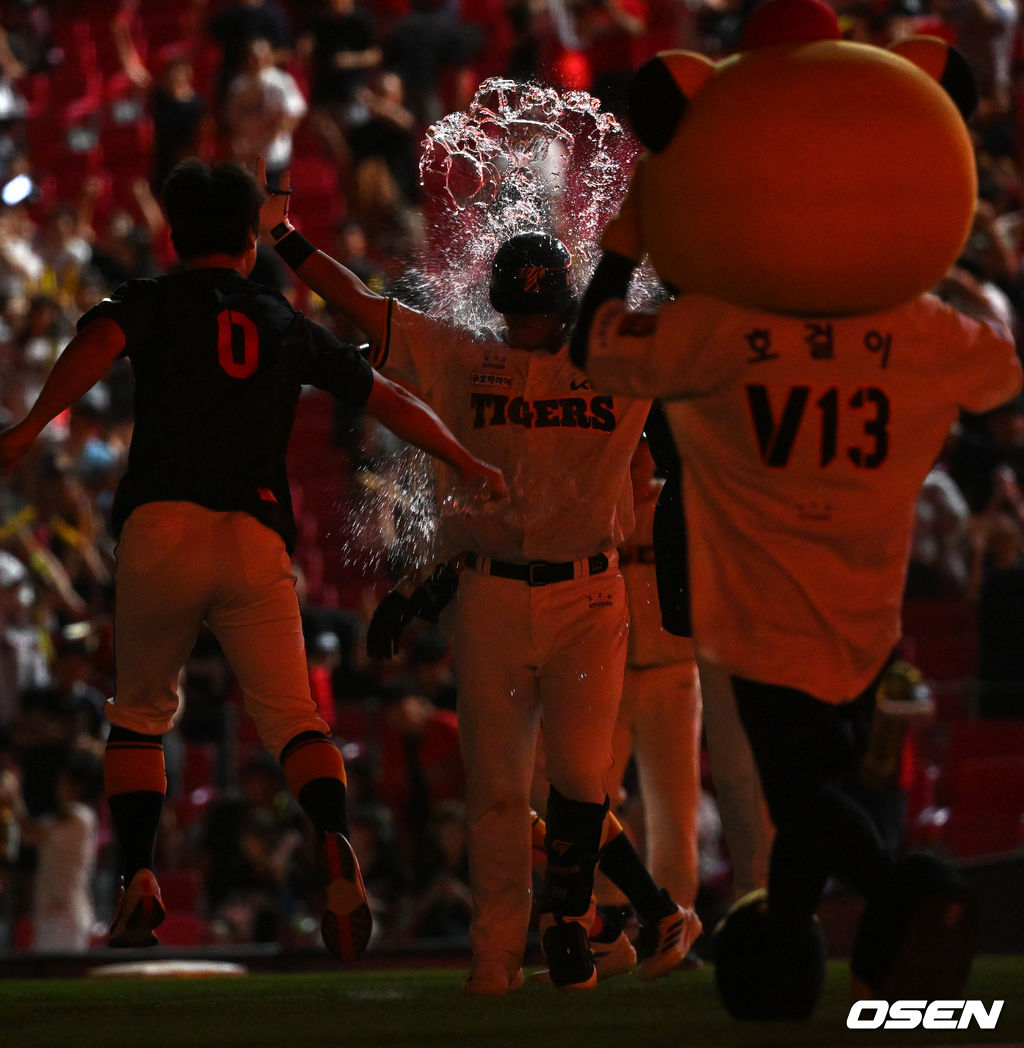 [사진]<b>변우혁</b>,'내가 <b>끝내기</b> 영웅'