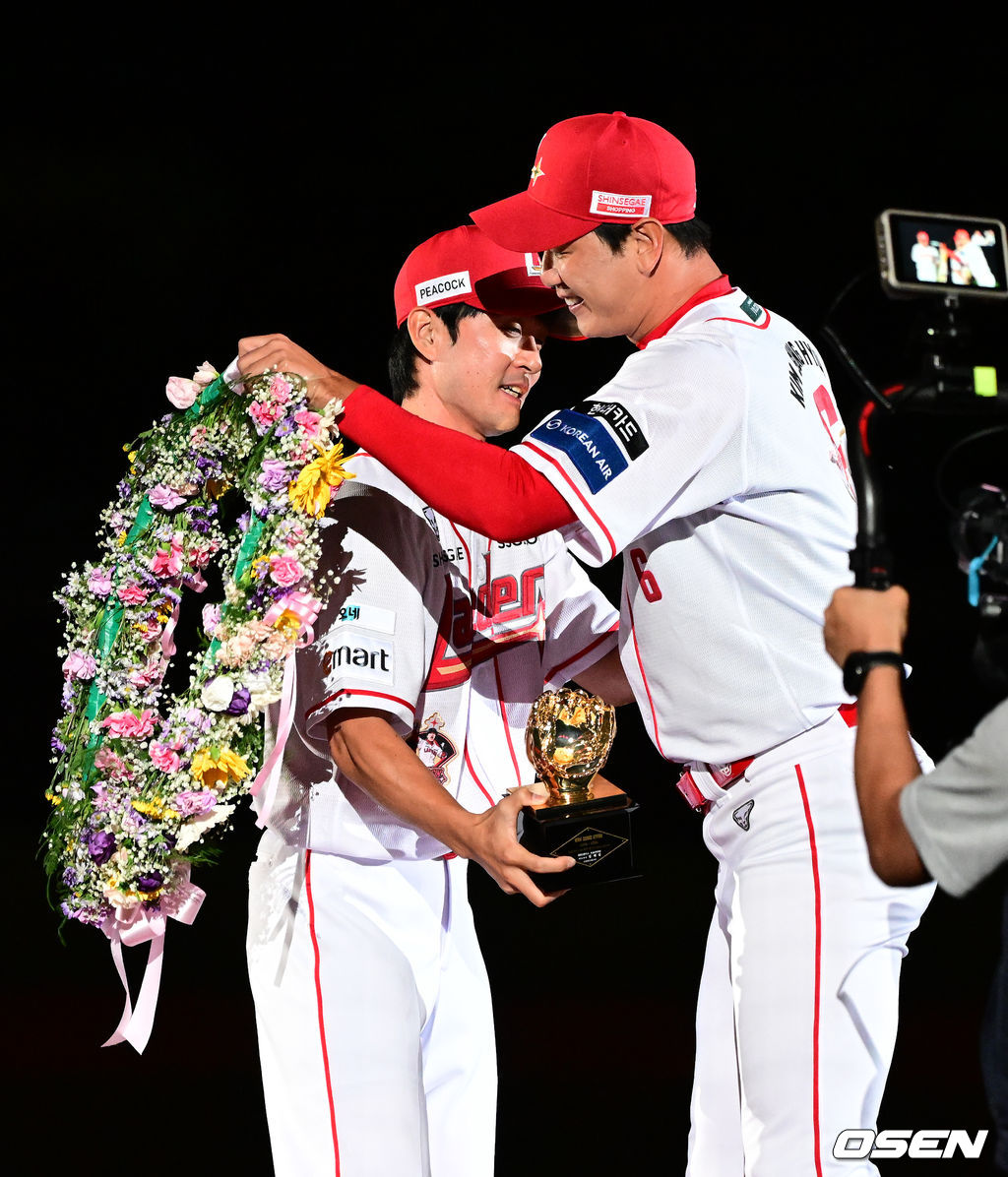 [사진]<b>김성현</b>, 오랜 단짝 <b>김광현</b>의 <b>축하</b>