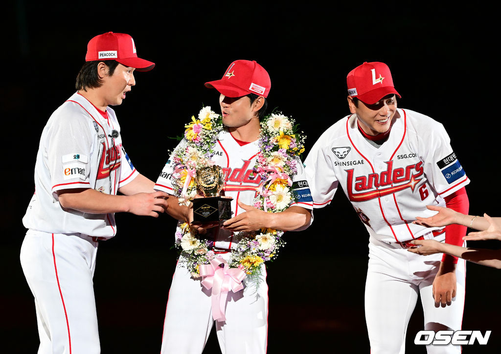 [사진]<b>김성현</b>, 오랜 단짝 최정-<b>김광현</b>의 <b>축하</b>