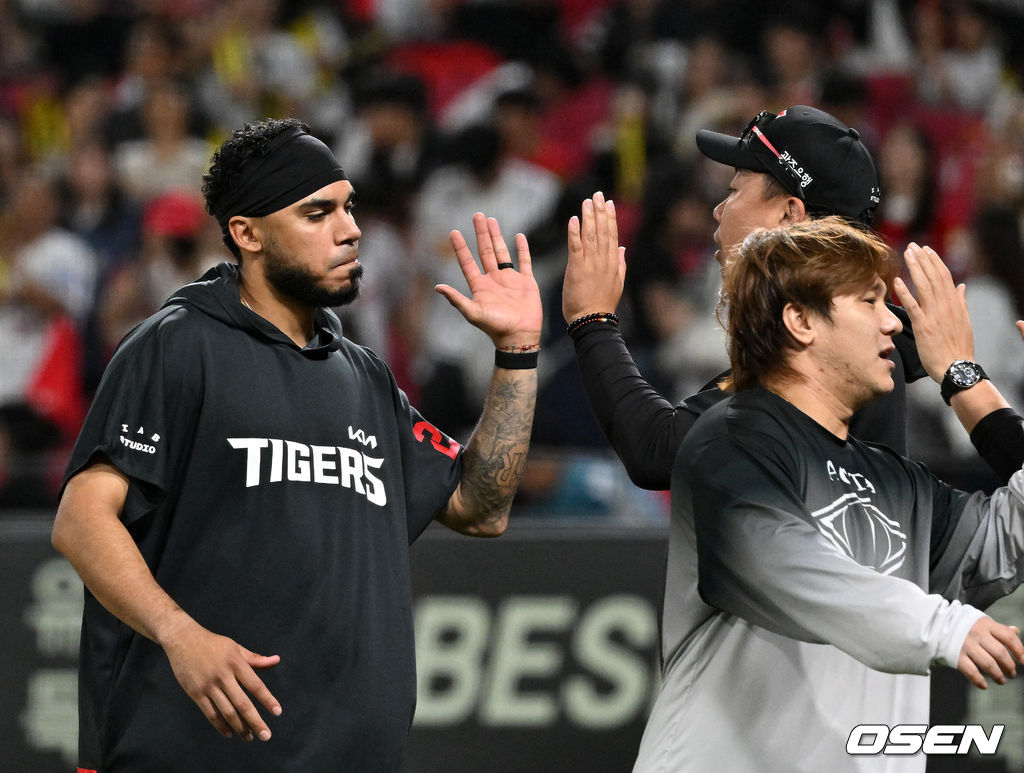 [사진]이범호 감독,'<b>카스트로</b> 멋진 활약이었어'