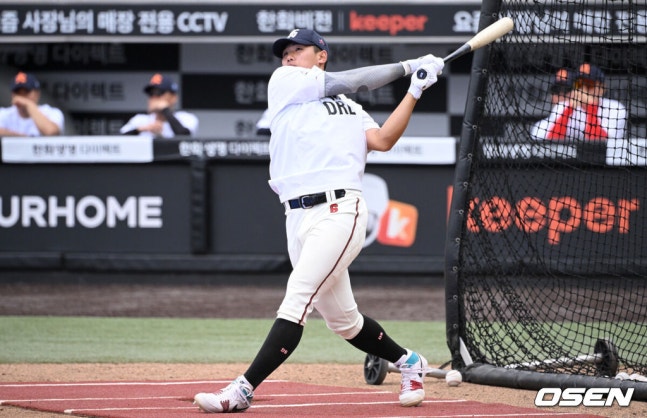 [OSEN=대전, 조은정 기자]제4회 한화이글스배 고교vs대학 올스타전에 앞서 홈런더비 예선전이 8일 대전한화생명볼파크에서 열렸다.고교 올스타는 18세 이하 청소년 대표팀을 맡고 있는 덕수고 정윤진 감독이 지휘한다. 대학 올스타는 23세 이하 대표팀 사령탑인 성균관대 이연수 감독이 이끈다. 양 팀 선수단은 프로 10개 구단 스카우트팀장들의 협의를 통해 선발됐다.덕수고 엄준상이 홈런더비 예선전에서 홈런을 날리고 있다. 2026.06.08 /cej@osen.co.kr